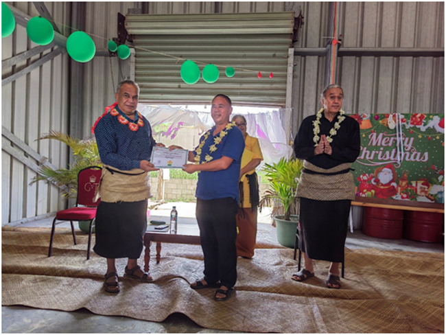 湯加農(nóng)林食品部部長佛赫為唐匯勇組長頒發(fā)獎(jiǎng)狀和獎(jiǎng)金。援湯加第六期農(nóng)業(yè)技術(shù)援助項(xiàng)目組供圖