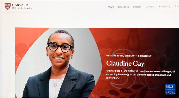 美國媒體1月2日報道，哈佛大學(xué)校長蓋伊宣布辭職。這是1月2日拍攝的有蓋伊照片的哈佛大學(xué)官網(wǎng)校長辦公室頁面。新華社記者李睿 攝
