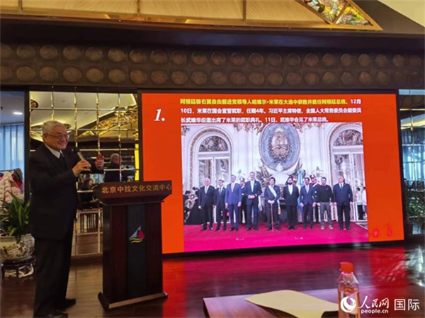 中國社會科學(xué)院榮譽(yù)學(xué)部委員、研究員徐世澄就評選結(jié)果進(jìn)行點(diǎn)評。人民網(wǎng)記者 魯揚(yáng)攝