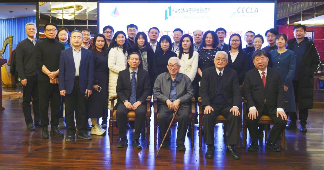 與會專家學(xué)者舉行合影。主辦方供圖