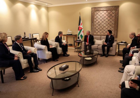 1月7日，約旦國(guó)王阿卜杜拉二世（中右）在安曼會(huì)見到訪的美國(guó)國(guó)務(wù)卿布林肯（中左）。新華社發(fā)（約旦王宮供圖）