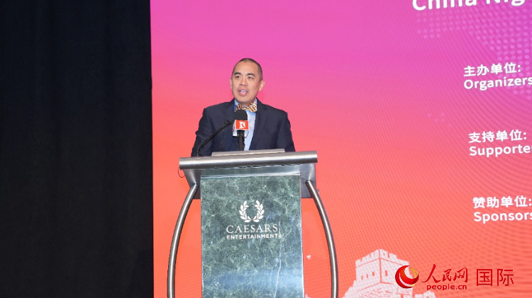 內(nèi)華達州副州長辦公室幕僚長魯?shù)稀づ撩鲌D安在論壇致辭。人民網(wǎng)記者 鄧圩攝