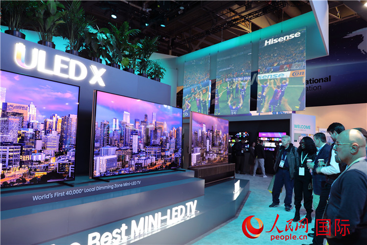 在2024年美國消費(fèi)電子展上，人們駐足觀看中國企業(yè)海信推出的ULED X系列電視110UX，該產(chǎn)品獲得“2024年美國消費(fèi)電子展創(chuàng)新獎”。人民網(wǎng)記者 李志偉攝