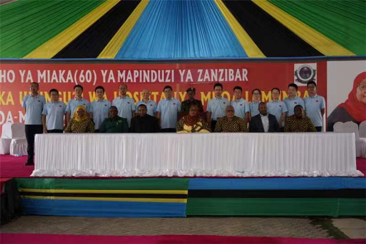 坦桑尼亞政要與中國醫(yī)療隊(duì)合影。中國（江蘇）第33期援桑給巴爾醫(yī)療隊(duì)供圖