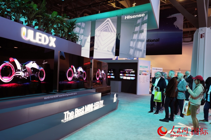 海信在此次展會上推出ULED X系列電視110UX，是全球首臺4萬+分區(qū)MiniLED電視，斬獲2024年美國消費(fèi)電子展創(chuàng)新獎。人民網(wǎng)記者 李志偉攝