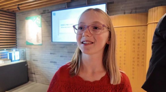 美國猶他州小學(xué)生米麗婭姆·居布萊接受記者采訪。