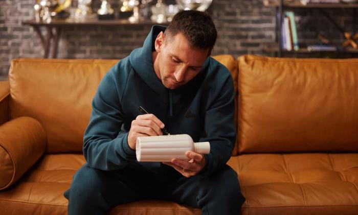 2023年10月，赤水河酒曬出的梅西為赤水河酒酒瓶簽名照片。 截圖自