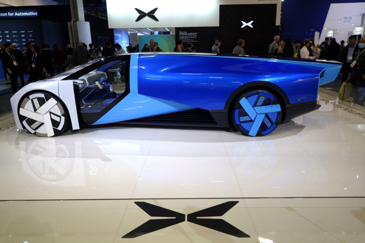 1月11日，人們在美國拉斯維加斯消費電子展小鵬公司展臺觀看電動飛行汽車Aeroht。新華社記者吳曉凌攝