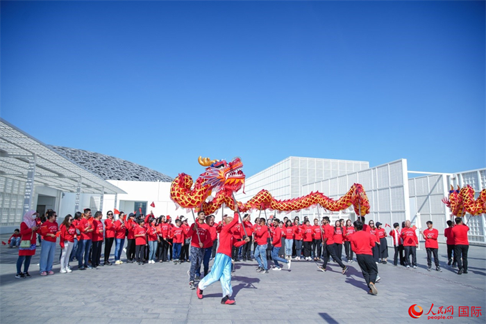 舞龍表演。人民網(wǎng) 塔里克·易卜拉欣攝