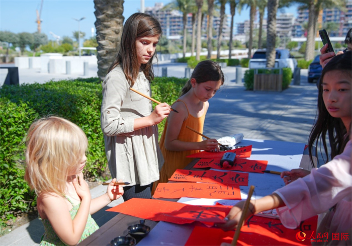 小朋友體驗書法創(chuàng)作。人民網(wǎng) 塔里克·易卜拉欣攝