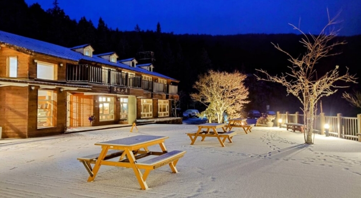 位在宜蘭縣內(nèi)的太平山森林游樂(lè)區(qū)23日凌晨開(kāi)始下雪，園區(qū)翠峰山屋前一片雪白。圖片來(lái)源：臺(tái)灣“中央社”。