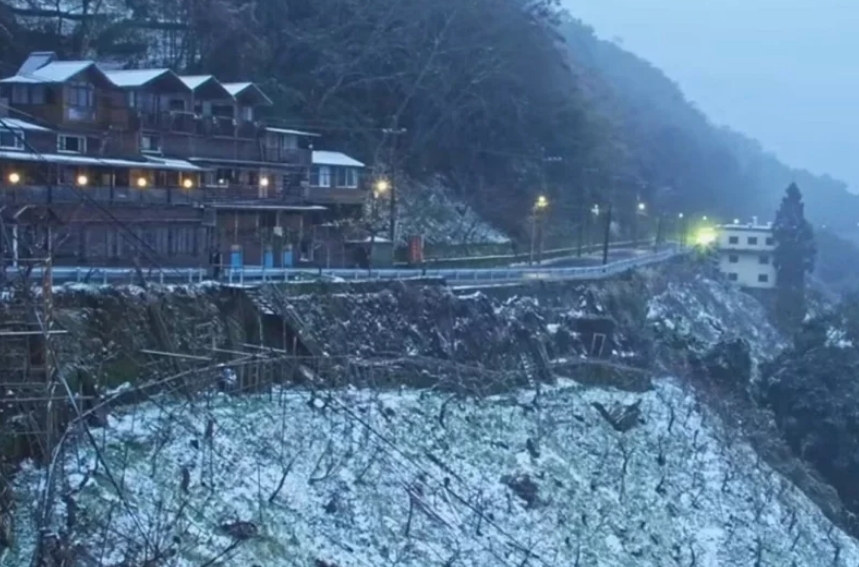 桃園市觀光旅游局22日新啟用的“上巴陵實(shí)時(shí)影像”的鏡頭下，現(xiàn)場(chǎng)呈現(xiàn)雪景。圖片來(lái)源：桃園市觀光旅游局。