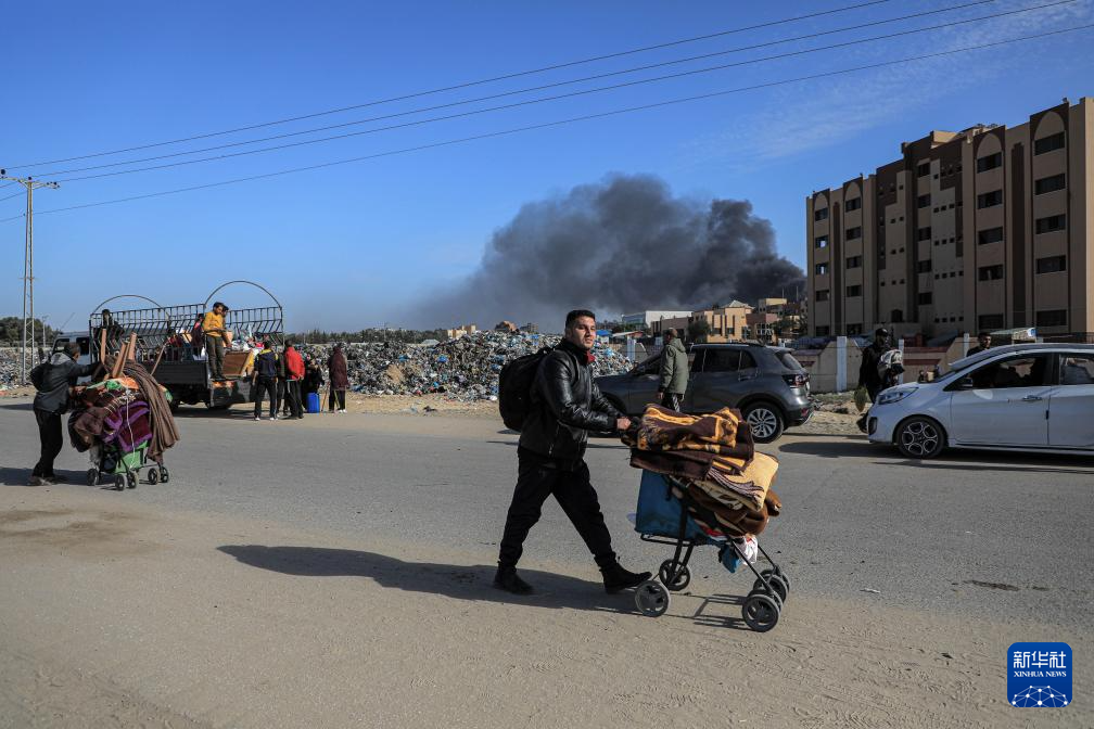 1月22日，在加沙地帶南部城市汗尤尼斯，人們逃離家園。新華社發(fā)（里澤克·阿卜杜勒賈瓦德攝）