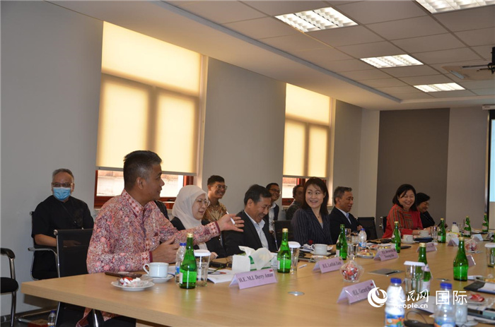 參訪嘉賓與五菱印尼公司負責人交流。人民網(wǎng)記者 李培松攝