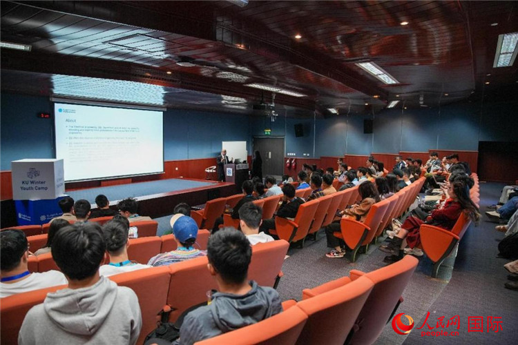 圖為23日，中國學(xué)生在聽取講座。人民網(wǎng)塔里克·易卜拉欣攝