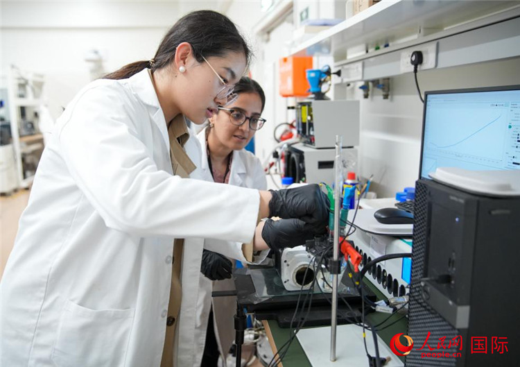 中國學(xué)生（左一）在嘗試操作電解水實驗。人民網(wǎng)塔里克·易卜拉欣攝