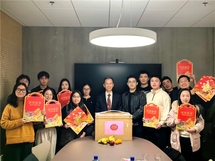 中國(guó)駐瑞典大使崔愛(ài)民看望慰問(wèn)瑞典隆德大學(xué)中國(guó)留學(xué)生。中國(guó)駐瑞典大使館供圖