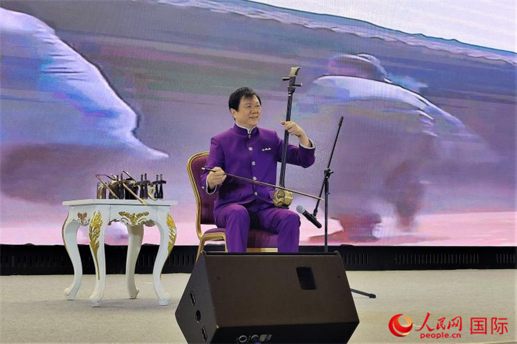 二胡演奏家、國家一級演員王之輝演奏《新春樂》。人民網(wǎng)記者 于宏建攝