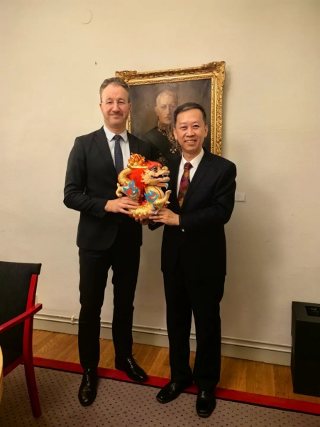 中國駐瑞典大使崔愛民（右）會見瑞典外交部外貿(mào)總司長嚴(yán)波（左）。中國駐瑞典大使館供圖
