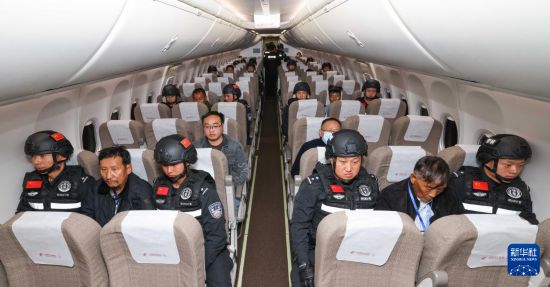 1月30日，白所成、白應(yīng)蒼、魏懷仁、劉正祥、劉正茂、徐老發(fā)等10名緬北重大犯罪嫌疑人在被押解回國的飛機上。新華社記者 殷剛 攝