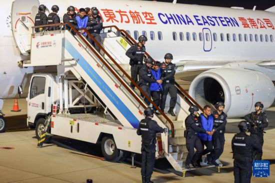 1月30日，在云南昆明長水機場，白所成、白應(yīng)蒼、魏懷仁、劉正祥、劉正茂、徐老發(fā)等10名緬北重大犯罪嫌疑人被我公安機關(guān)成功押解回國。新華社記者 殷剛 攝
