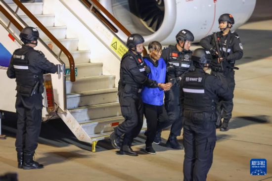1月30日，在云南昆明長水機場，緬北重大犯罪嫌疑人白所成被我公安機關(guān)成功押解回國。新華社記者 殷剛 攝