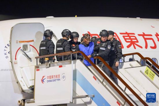 1月30日，在云南昆明長水機場，緬北重大犯罪嫌疑人白所成被我公安機關(guān)成功押解回國。新華社記者 殷剛 攝