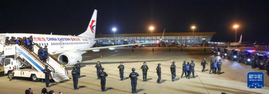 1月30日，在云南昆明長水機場，白所成、白應(yīng)蒼、魏懷仁、劉正祥、劉正茂、徐老發(fā)等10名緬北重大犯罪嫌疑人被我公安機關(guān)成功押解回國。新華社記者 殷剛 攝