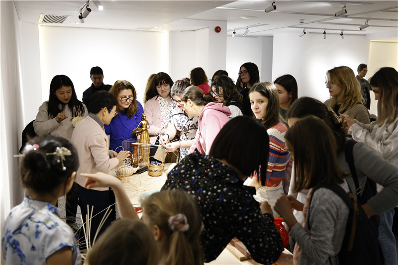 羅馬尼亞觀眾體驗安溪竹藤編技藝。 布加勒斯特中國文化中心供圖