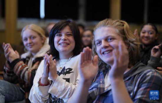 1月30日，在美國華盛頓州塔科馬市林肯中學，將于3月啟程赴華交流的林肯中學12年級學生蒙特塞拉特·羅梅羅-羅查（中）參加美國中學生赴華交流歡送儀式。新華社記者 吳曉凌 攝