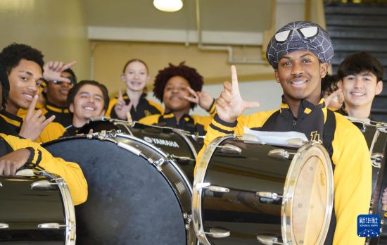 1月30日，在美國華盛頓州塔科馬市林肯中學，學校鼓樂隊準備在美國中學生赴華交流歡送儀式上表演。新華社記者 吳曉凌 攝