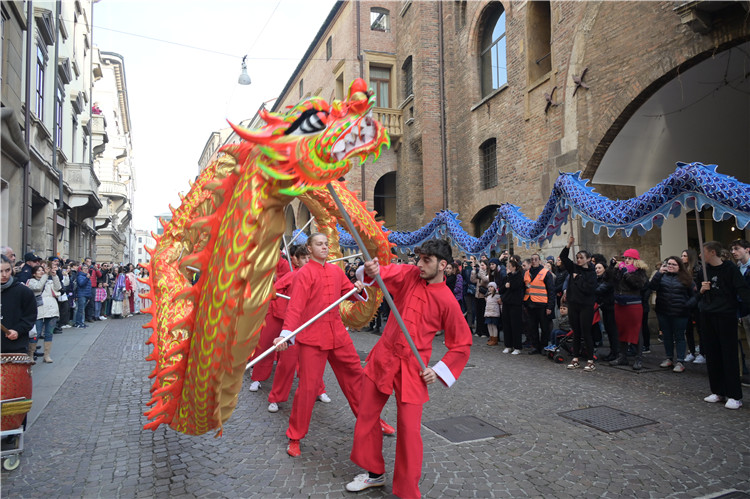 當(dāng)?shù)匚湫g(shù)學(xué)院進(jìn)行舞龍表演。張錫琪攝