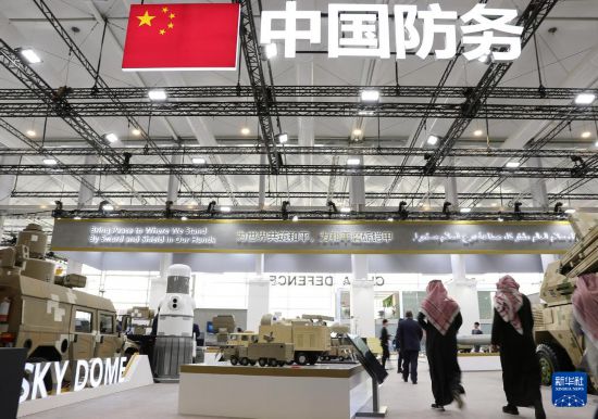 2月5日，在沙特阿拉伯利雅得，人們?cè)谥袊?guó)展區(qū)參觀。新華社記者 王東震 攝