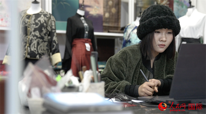 1月23日，在山東省菏澤市曹縣有愛云倉直播基地，張子晨正在設(shè)計(jì)漢服。 人民網(wǎng)記者 袁蒙攝