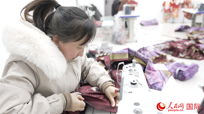 1月24日，在山東省菏澤市曹縣大集鎮(zhèn)云牧服飾有限公司，高燕正在縫制馬面裙。 人民網(wǎng)記者 袁蒙攝