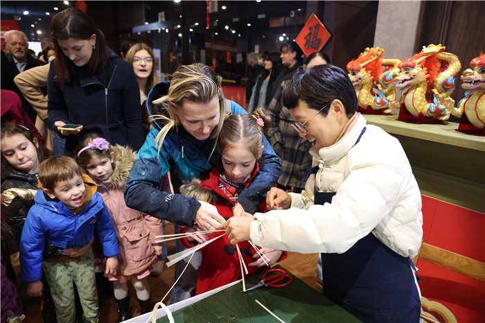 2024年“歡樂(lè)春節(jié)”《閩南風(fēng)情》文藝演出和泉州非物質(zhì)文化遺產(chǎn)展演2月6日在塞爾維亞斯梅代雷沃文化中心舉行。圖為當(dāng)?shù)孛癖婓w驗(yàn)中國(guó)非遺手工藝。 貝爾格萊德中國(guó)文化中心供圖