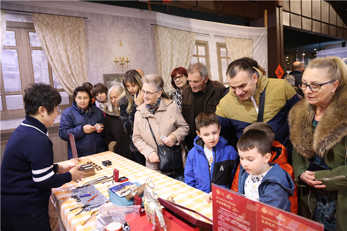 2024年“歡樂(lè)春節(jié)”《閩南風(fēng)情》文藝演出和泉州非物質(zhì)文化遺產(chǎn)展演2月6日在塞爾維亞斯梅代雷沃文化中心舉行。圖為當(dāng)?shù)孛癖婓w驗(yàn)中國(guó)非遺手工藝。 貝爾格萊德中國(guó)文化中心供圖