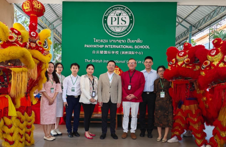 駐老撾使館臨時代辦王暢與白云碧國際學(xué)校校方、參會志愿者教師合影?；顒又鬓k方供圖