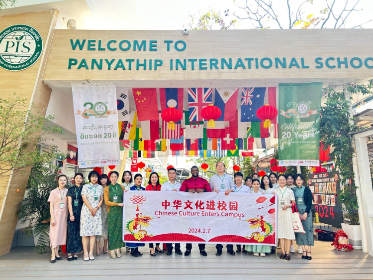 駐老撾使館政治處主任杜長青與白云碧國際學(xué)校校方、參會志愿者教師合影。活動主辦方供圖