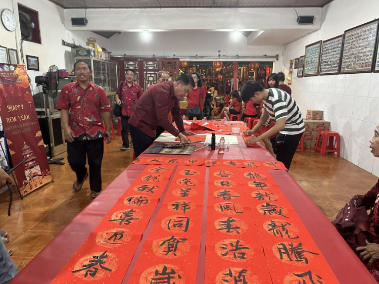 茍皓東為華人朋友現(xiàn)場寫春聯(lián)送福字。巴陵康孔子學院供圖