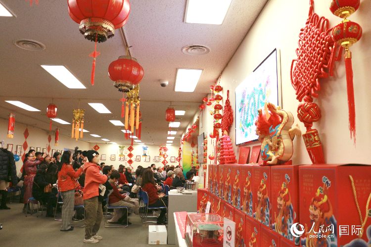 現(xiàn)場洋溢著濃郁的新春氛圍。人民網(wǎng) 許可攝