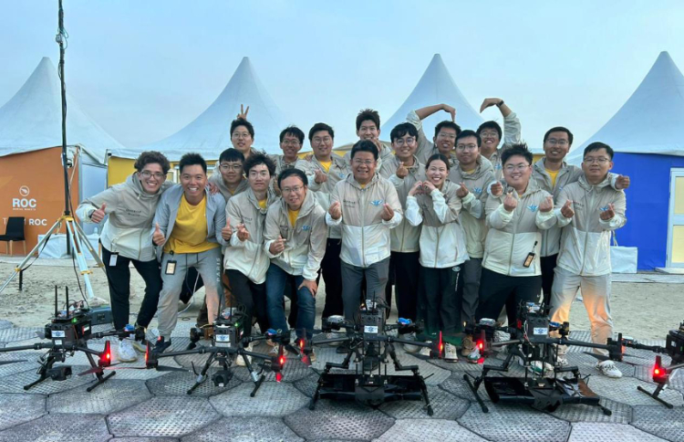 飛鷹隊(duì)部分隊(duì)員在賽后合影。北京理工大學(xué)供圖