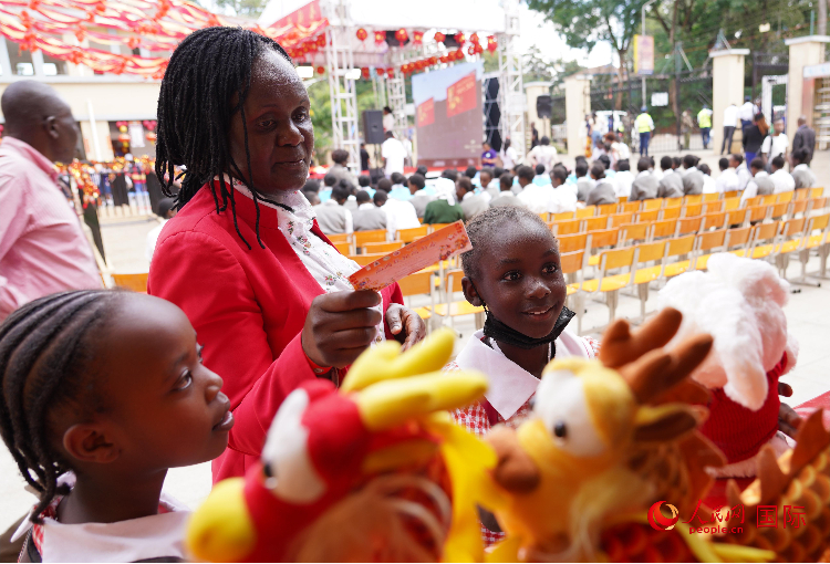 師生在逛春節(jié)集市。人民網記者 黃煒鑫攝