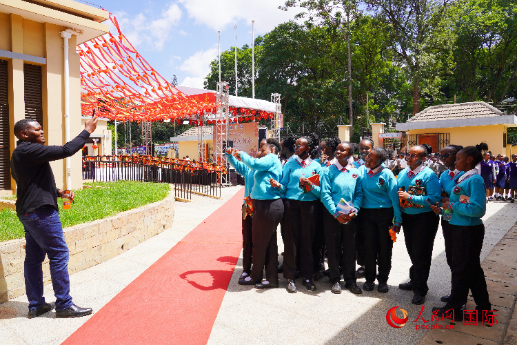 一名老師在給學生拍照留念。人民網記者 黃煒鑫攝