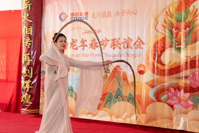 巴西藝術(shù)家表演中國(guó)舞。里約天主教大學(xué)孔子學(xué)院供圖