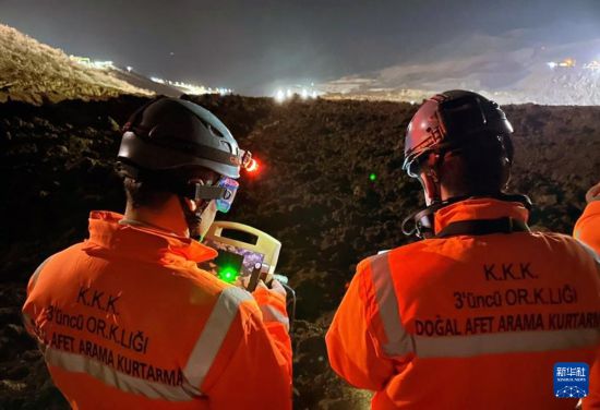 2月13日，救援人員在土耳其東部埃爾津詹省伊利奇區(qū)礦難現(xiàn)場工作。新華社發(fā)（穆斯塔法·卡亞攝）