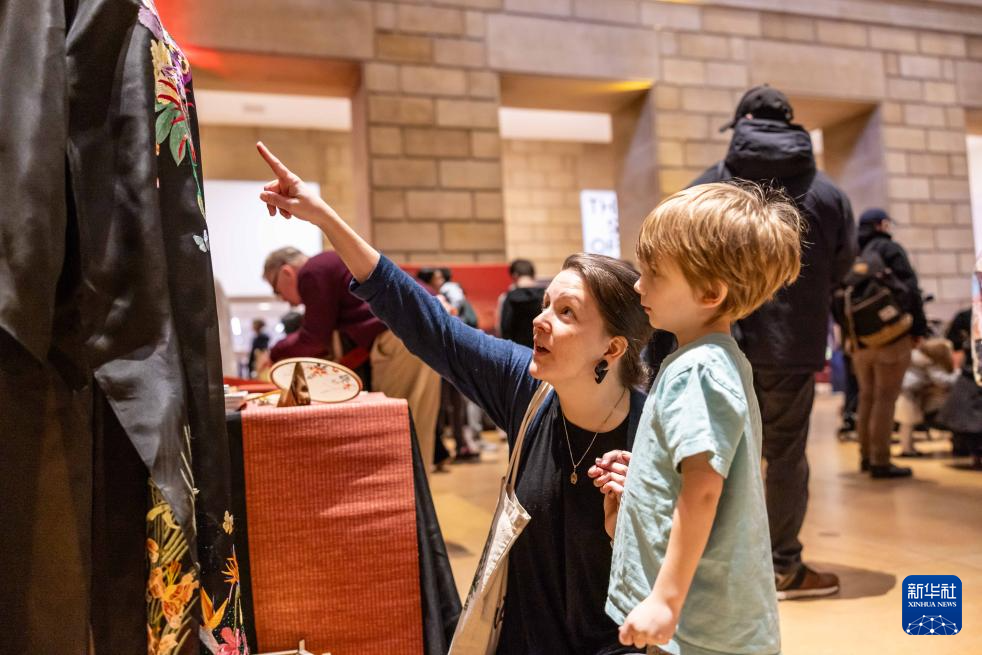 2月11日，參觀者在美國費(fèi)城藝術(shù)博物館舉行的龍年迎新春活動上觀看中國傳統(tǒng)服飾。新華社發(fā)（周煥新攝）