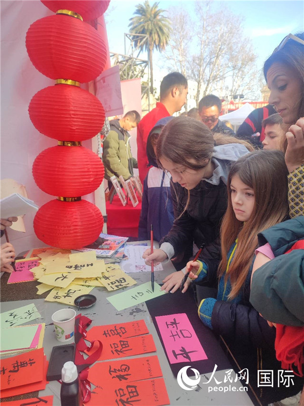 羅馬當?shù)孛癖妼h字充滿興趣。人民網記者鄭彬攝