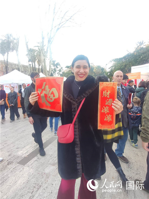 羅馬當?shù)孛癖娪杭{福                                 人民網記者鄭彬攝