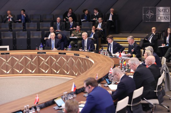 這是2月15日在比利時(shí)布魯塞爾拍攝的北約防長會現(xiàn)場。為期一天的北約成員國國防部長會議15日在比利時(shí)首都布魯塞爾結(jié)束。會議就加強(qiáng)北約的威懾和防御以及對烏克蘭的支持等問題展開討論。新華社記者趙丁喆攝
